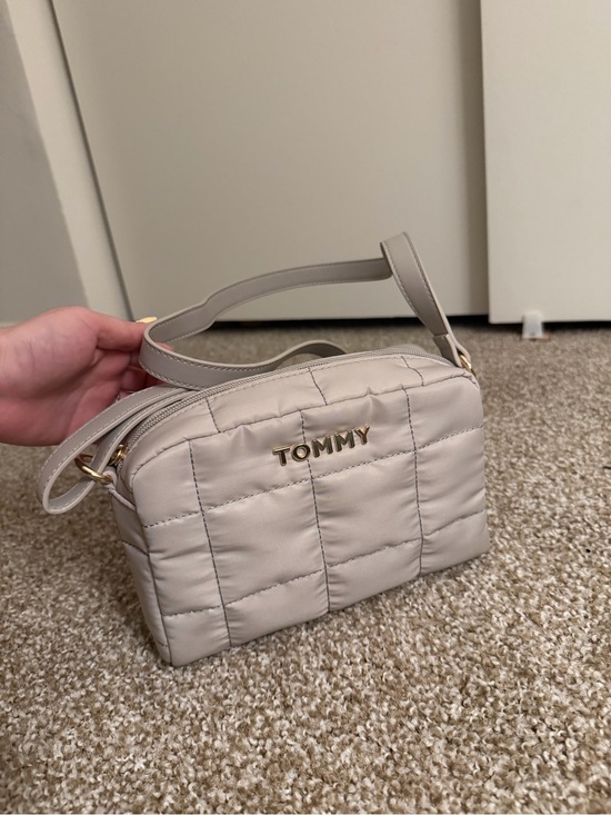 Tommy Hilfiger Handbags - Tommy Hilfiger Crossbody Bag